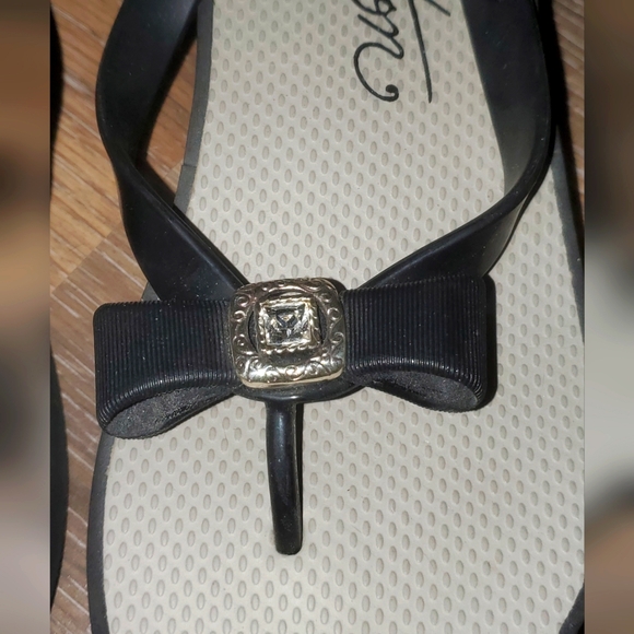 Brighton Sandals Flip flops Rubber Black Bow Rhinestone Silver Accent. Sz 9 - Picture 2 of 6